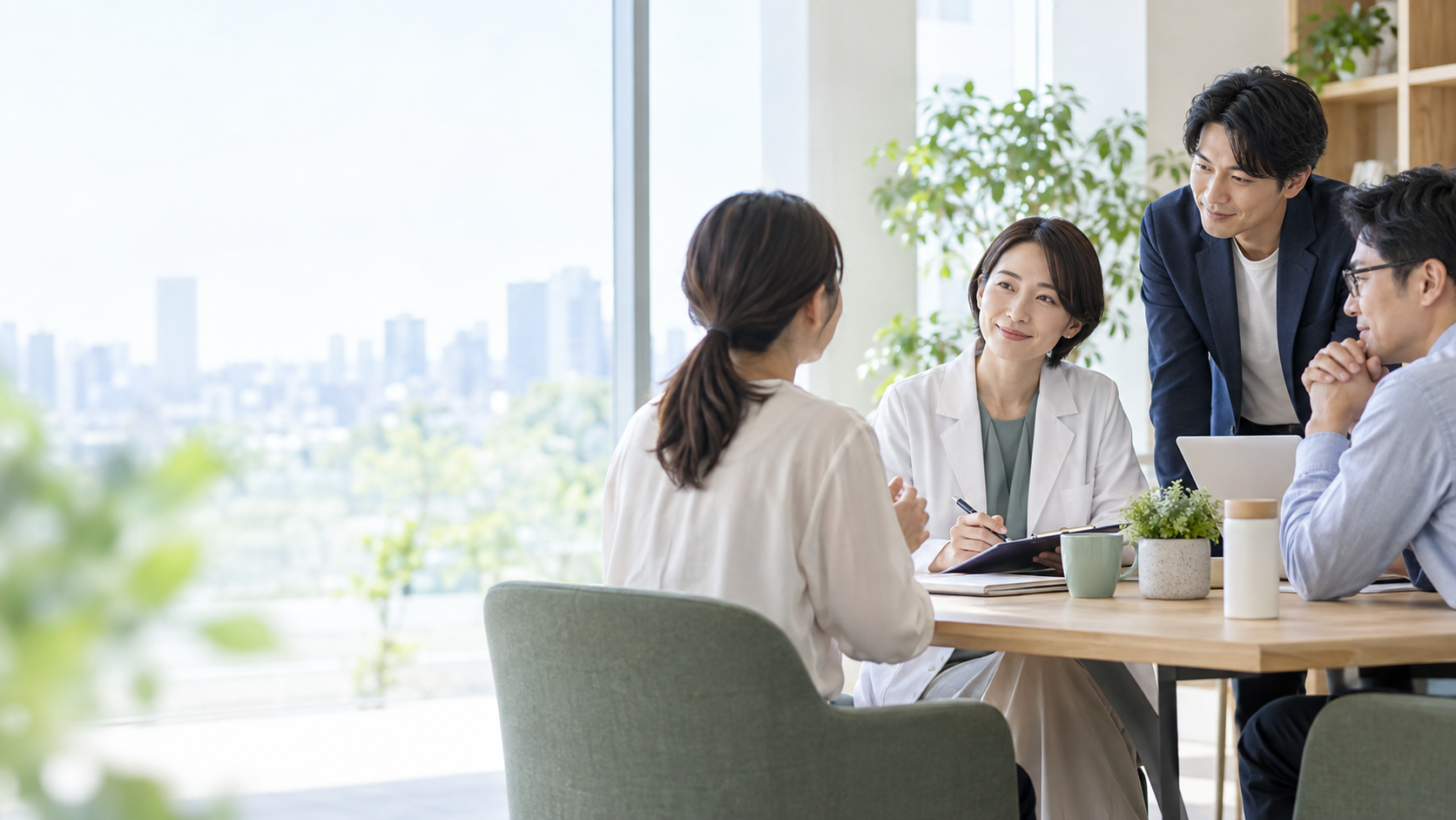 明るいオフィスで産業保健について相談する様子